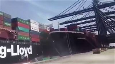 حادث تصادم مروع بين سفينتي شحن محملة بالسيارات (فيديو)