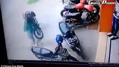 بالصور.. امرأة تثير ضجة بعد فشلها في تحريك دراجتها النارية