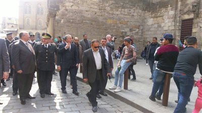 بالصور.. مدير أمن القاهرة يقود حملة لإزالة الإشغالات بشارع المعز