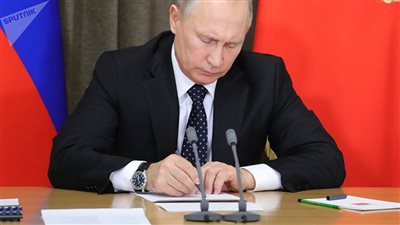 بوتين يوقع على قانون مواجهة العقوبات الأمريكية