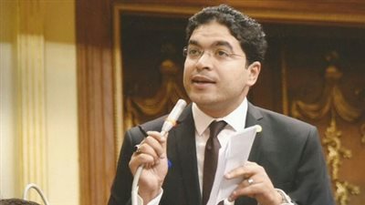 برلماني يطالب وزير المالية بالتوقف عن الحديث الجانبي والاستماع إليه