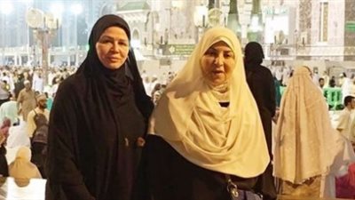 بالصورة.. إلهام شاهين وبوسي تؤديان مناسك العمرة