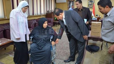 محافظ الغربية يخصص شقة وكرسي متحرك بالسنطة لحالة إنسانية