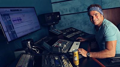 اليوم.. طرح برومو ألبوم عمرو دياب «معدي الناس»