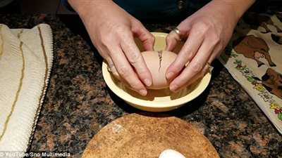 بالفيديو والصور.. امرأة تعثر على أغرب بيضة في العالم