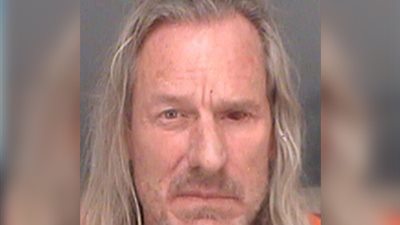 رجل يقلع عينه ويرميها في وجه طبيب