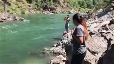 بالفيديو والصور.. أصدقاء يرصدون اللحظات الأخيرة لغرق أحدهم