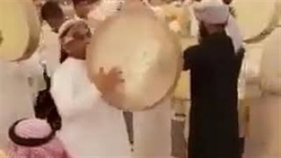 بالفيديو.. توزيع هواتف آيفون 8 على معازيم حفل زفاف في السعودية