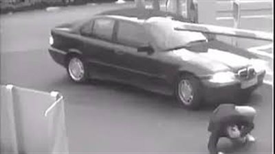 لحظة دهس سائق سيارة رجل عمدا (فيديو)