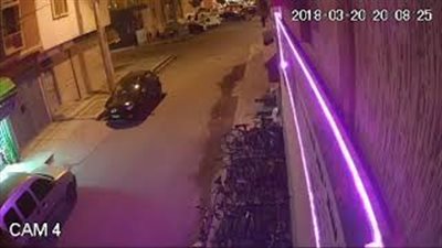 لحظة سرقة لص دراجة هوائية (فيديو)