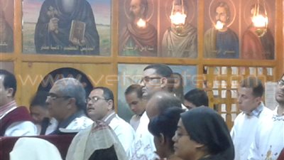 بالصور.. الأقباط يؤدون صلاة «أحد السعف» في قنا