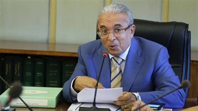 نائب: الحكومة في أيامها الأخيرة والجارحي ومروان يتبادلان الضحكات