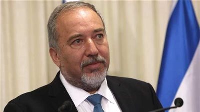 ليبرمان يقود حملة لطرد حنين الزعبي مؤيدة الفلسطينيين بالكنيست