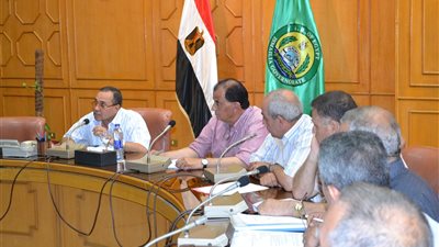 محافظ الإسماعيلية يطالب بالاهتمام بأعمال النظافة والرقابة على الأسواق