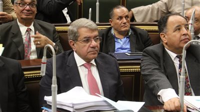 وزير المالية «يهرش» في رأسه أثناء رده على طلب زيادة المرتبات