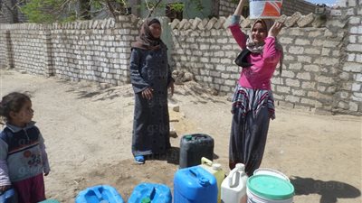 بالفيديو والصور.. أهالي «النصر 6» بالمنيا: نتسابق للحصول على جركن مياه نظيف