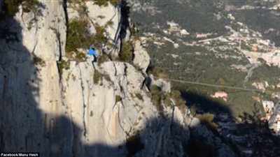بالفيديو والصور.. لحظة سقوط شاب بين جبلين