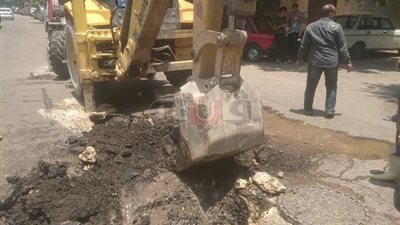 إصلاح كسر بماسورة مياه بشارع عامر بالدقي (صور)