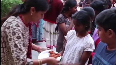 رجل يطهو طعاما بنفسه لقريته (فيديو)