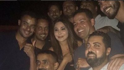 إليسا تلتقط صورة تذكارية مع العاملين بفندق في الغردقة