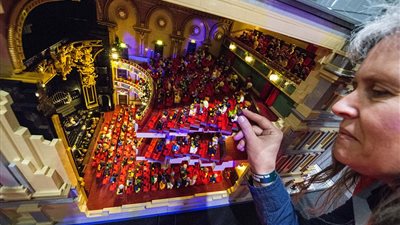 بالصور.. رجل يستخدم مليون قطعة ليجو لتزيين حديقة منزله