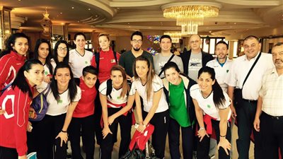 سيدات «طائرة الجزائر» يغادرن مطار القاهرة