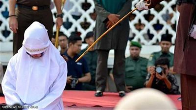 جلد عروسين توددا لبعضهما قبل الزواج في إندونيسيا