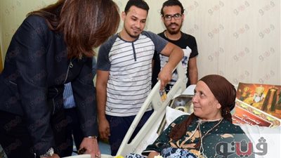 بالصور.. وزيرة الهجرة تزور مصابي حادث المنيا