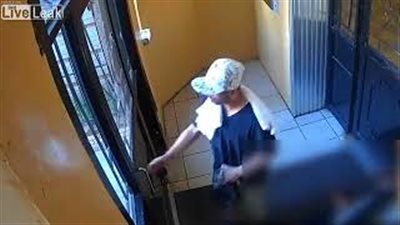 لص يتعقب طفلة ويسرق هاتف أيفون منها (فيديو)