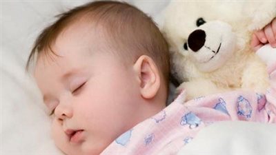 بالتحفيز النهاري والروتينية.. ساعدي طفلك على النوم ليلا