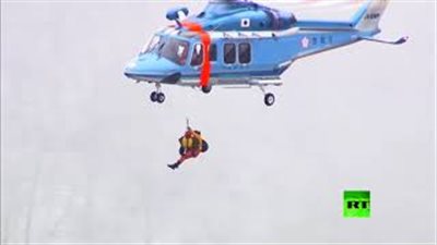 لحظة إنقاذ سياح حاصرتهم الثلوج في جبال اليابان (فيديو)