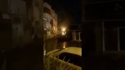 لحظة انفجار محول كهرباء بسبب هطول الأمطار (فيديو)