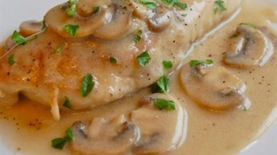 طريقة إعداد صينية «الدجاج بالمشروم والكريمة والخبز الأبيض»