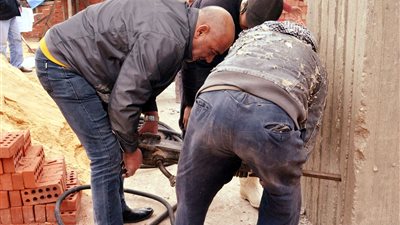 بالصور.. إزالة طابق بعقار مخالف في طنطا