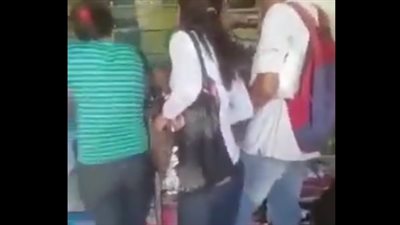 فتاة تتراجع عن سرقة هاتف من حقيبة بعد اكتشاف أمرها (فيديو)