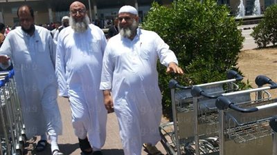 «برهامي» يصل مطار «برج العرب» بعد أداء مناسك العمرة