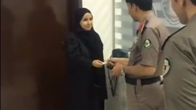 أول سعودية تتسلم رخصة قيادة السيارة (فيديو)