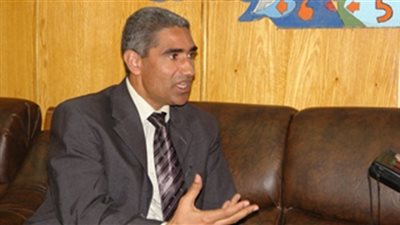 رئيس جامعة جنوب الوادي يشهد بروفات العرض المسرحي «من يملك النار»