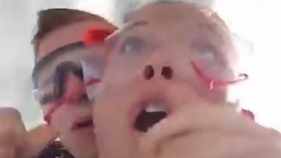 موقف محرج لامرأة تقفز بالمظلات لأول مرة (فيديو)