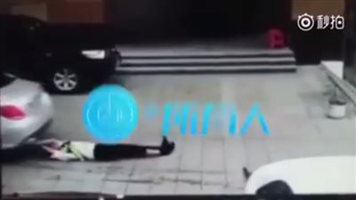 بالفيديو.. سائق مرسيدس يدهس حارسا منعه من العبور