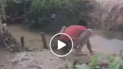 بالفيديو.. سقوط مروع لثلاثة شباب في بركة مياه