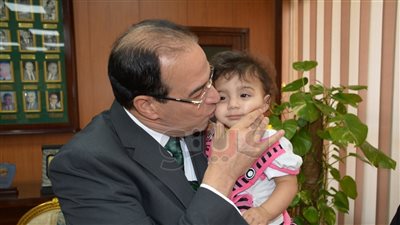 محافظ الدقهلية يأمر بتوفير الرعاية لوالدة توءم ألقهما والدهما في الشارع