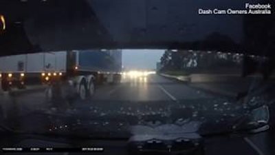 بالفيديو والصور.. شاحنة تطيح بمؤخرة سيارة على طريق سريع