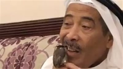 خليجي يبتكر أحدث طريقة لتنظيف الأسنان بعد تناول الطعام (فيديو)