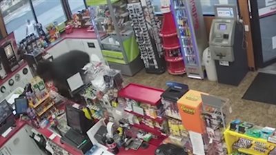 رد فعل صادم لمراهقين لحظة تعرض صاحب محل لأزمة قلبية (فيديو)