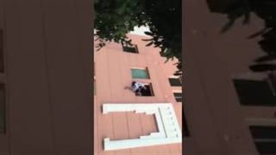 بالفيديو.. شاهد ماذا طلب المواطنون من امرأة تحاول الانتحار بالمغرب