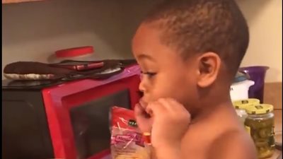 طفل يشعل فيس بوك لإصراره الطهي لوالدته (فيديو)