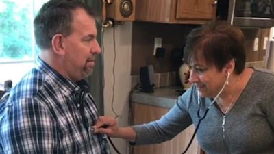 بالفيديو والصور.. أم تسمع دقات قلب ابنها المتوفى في صدر رجل آخر