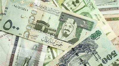 ثلاثة بنوك تدبر الريالات السعودية لتغطية نفقات العمرة