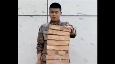 جندي صيني يظهر قوته بشكل غير متوقع (فيديو)